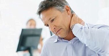 Les symptômes de l'ostéochondrose cervicale comprennent la douleur au cou