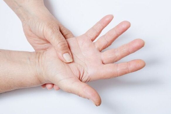 L'engourdissement des mains est l'un des symptômes de l'ostéochondrose lombaire