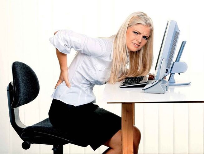 La fille a mal au dos